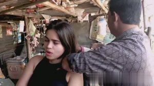 Красивая Девушка Получает Потрясающе Интенсивный Точечный Массаж Головы