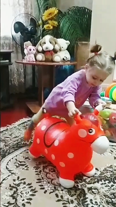 БАБУШКА ПОДАРИЛА МИЛАНЕ КОНЯШКУ.🐴🐎 смотреть онлайн