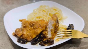 Свинина с черносливом на сковороде / Свинина тушеная с черносливом кусочками - мягкая и сочная