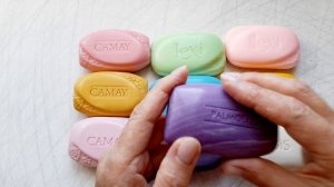 АСМР ШУРШАНИЕ. РАСКЛАДЫВАЮ ЯРКОЕ МЫЛО. ШЕЛЕСТ И ШУРШАНИЕ УПАКОВКИ.