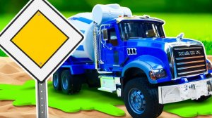 ТОП 3 САМЫХ КРУТЫХ БЕТОНОМЕШАЛОК! СТРОИМ ДОРОГУ с МАШИНКАМИ и ДОРOЖНЫМИ ЗНАКАМИ