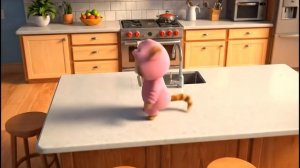 Милый рыжий котёнок крадет сыр из пиццы. Видео для детей 🧡