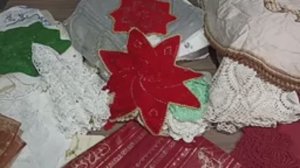 Лот 1350 Скатерти салфетки Новый год Домашний обиход Германия 17,5кг 1010р_кг