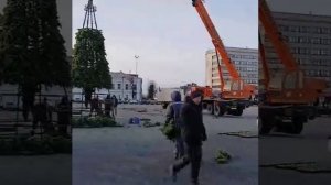На Соборной площади сотрудники Городского центра по благоустройству и озеленению приступили к монтаж
