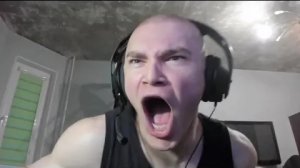 У дерзко кто-то под стол