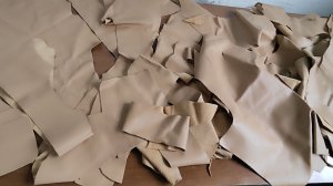 Коробка № АЕ360 Обрезки кожи КРС коричневые и темно-зеленные