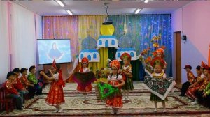 Русский народный танец с платками.