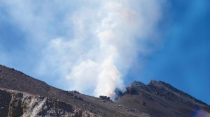 Фумаролы, выбросы горячего газа на вулкане Мутновский.