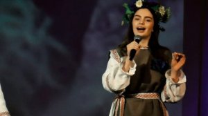 Нежные голоса Беларуси: Трио молодых певиц исполняет душевную народную песню.