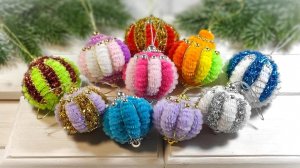 Ёлочные игрушки из синельной проволоки своими руками. Новогодние шарики своими руками.
