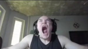 Дерзко послушал гей ремикс и ему судя по лицу не понравилось