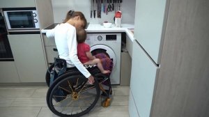 Девушка на инвалидной коляске живёт на полную /Сильные люди