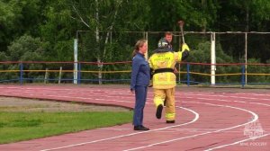 Сквозь огонь: в Алтайском крае готовят чемпионов пожарно-спасательного спорта