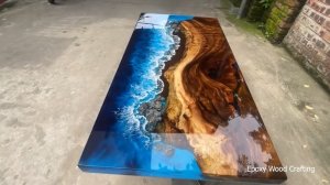 Стол из натуральных материалов и эпоксидной смолы.