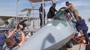Мантуров осмотрел истребитель пятого поколения Су-57 на авиасалоне в Дубае