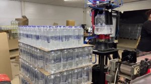 Робот паллетирует продукцию