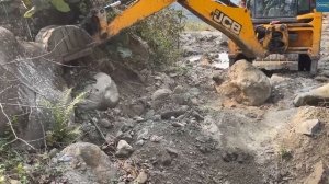 Собираем камни для защиты дороги с Низким уровнем грунта от разливов Реки в сезон дождей