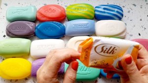 АСМР ШУРШАНИЕ. РАСКЛАДЫВАЮ ЯРКОЕ МЫЛО. ШЕЛЕСТ И ШУРШАНИЕ УПАКОВКИ!