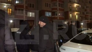 Полицейские вывели из подъезда мать обезглавленного мальчика