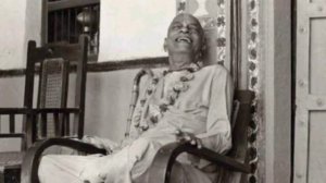 Утренняя прогулка Шрилы Прабхупады 17.11.1974, Бомбей. Негодяи - они постоянно меняют свои теории.