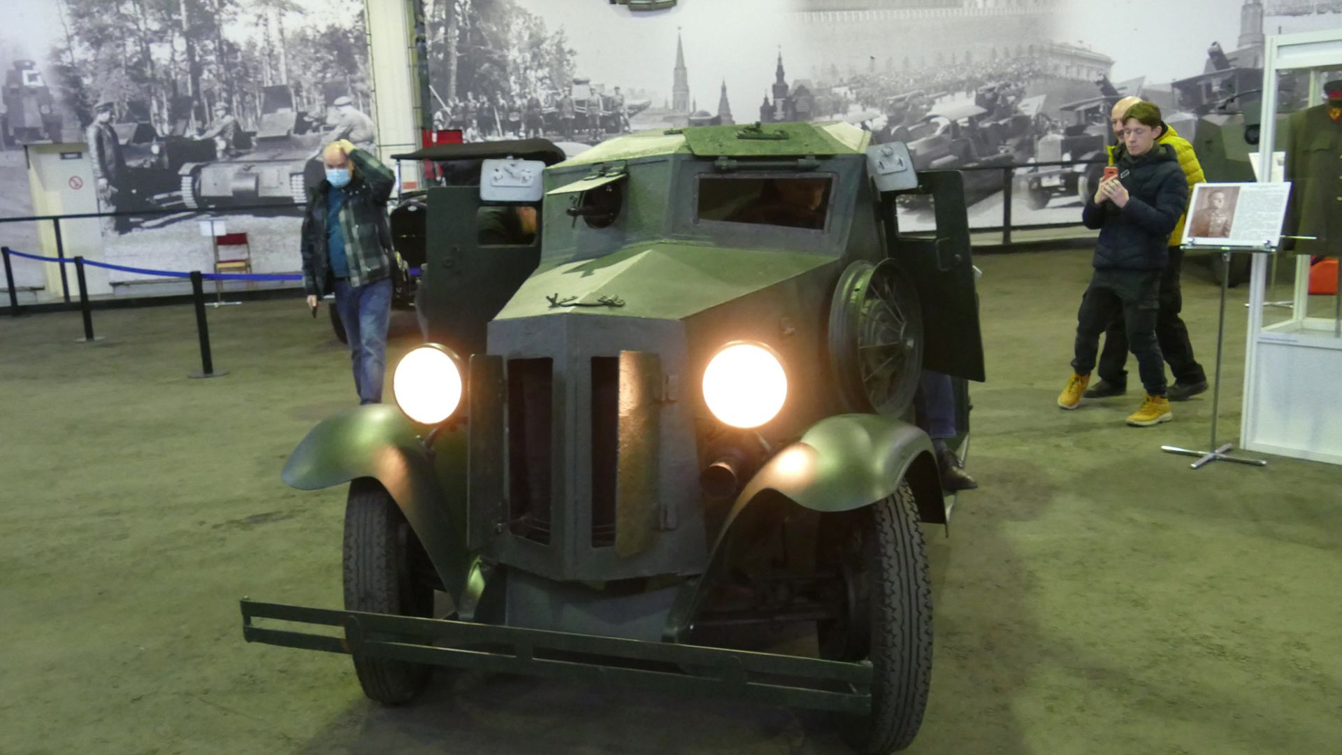 Бронемашина Д-8 на выставке "Моторы Войны", 10 декабря 2022 смотреть онлайн