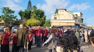 Патриарх с оркестром шествует в Храм Георгия Победоносца в Лидде и по дороге благословляет верующих