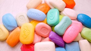 АСМР ШУРШАНИЕ. РАСКЛАДЫВАЮ ЯРКОЕ МЫЛО. ШЕЛЕСТ УПАКОВКИ!