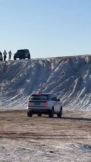 Range Rover driving straight through the snow rangerover rangeroversport 4x4 (Ленд Ровер)