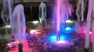 #красивый фантан в торговом центре