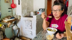 Он мужчина хоть куда ,он дрова колет