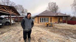 Сделали из старого дома вольер для собак. Сломался погрузчик. Работа остановилась.