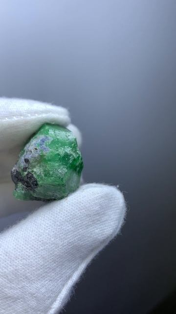 Тцаворит цаворит кристалл