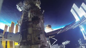 Международная космическая станция вид снаружи во время выхода, 4 ноября 2025 года