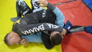 2017 год. Помогаем захватом ноги для перехода в атаки из удержания сбоку.