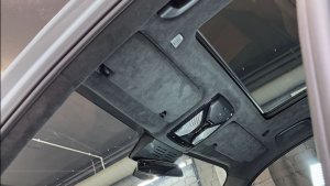 На BMW X5 перешили потолок в алькантару цвета антрацит