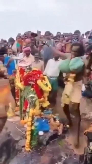 В Индии брахман показывает исскуство летать