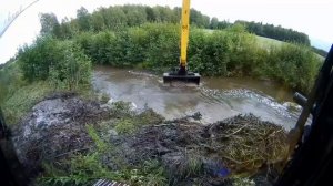 📹 Ломаем большую бобровую плотину длинноруким экскаватором