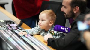 Двухлетний Аристарх познакомился с героями любимого мультфильма в студии «Известий»