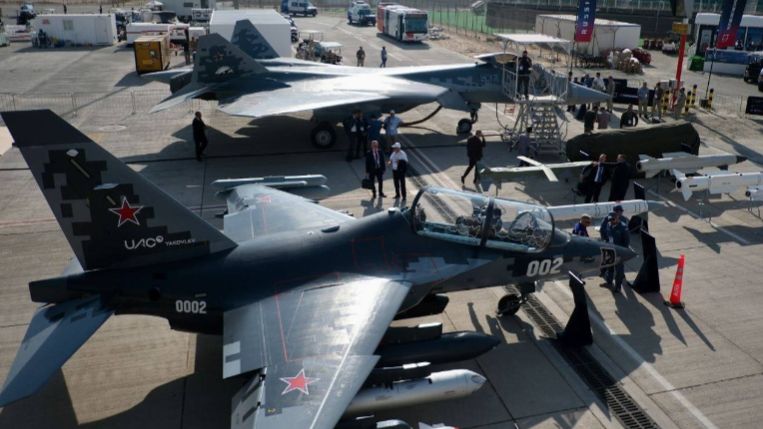 Российская экспозиция на открывшимся авиасалоне Dubai Air Show 2025 смотреть онлайн