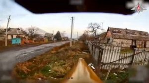 Определив в прохожем мирного жителя, оператор увел дрон-камикадзе в сторону