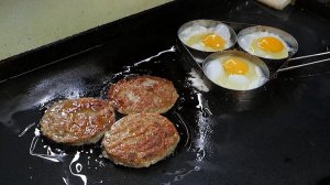 Гамбургер по-старому, яичный сырный рамен с котлетой из гамбургера, корейская кухня