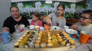 мукбанг накрутили домашних роллов
