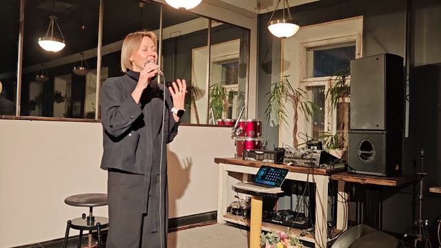 Анна Сеничева - Старый вальс из глухой парадной.