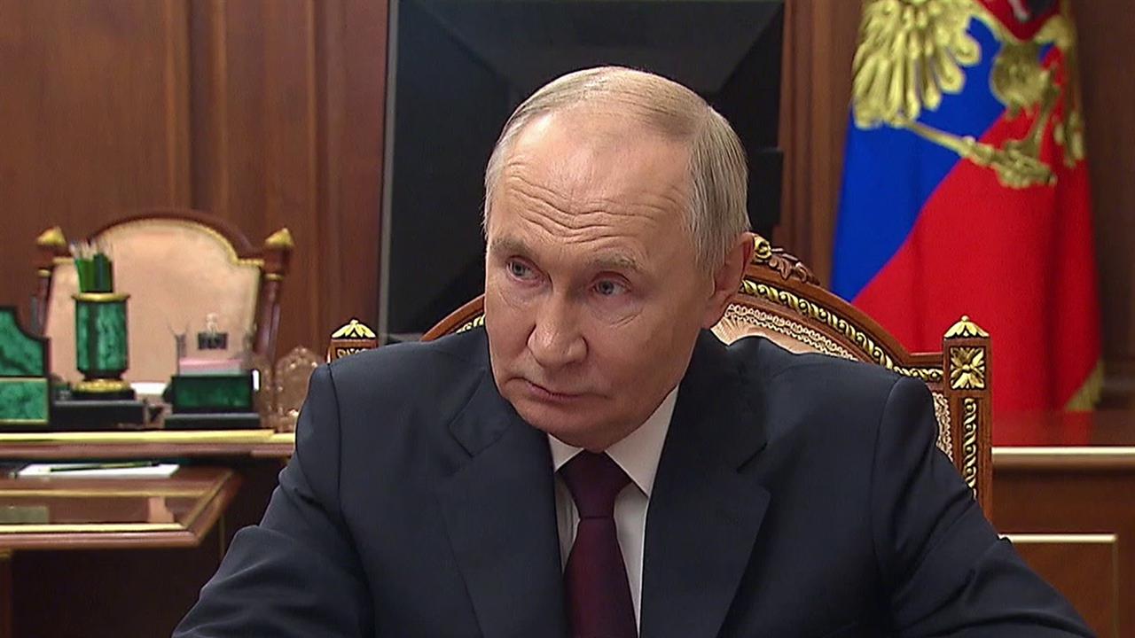 О защите прав работников и поддержке бойцов президент говорил с главой ФНПР.