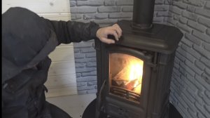 6 соток 10 ноября 2025 года. 2 часть. Установка дымохода...  Первая протопка чугунного камина.