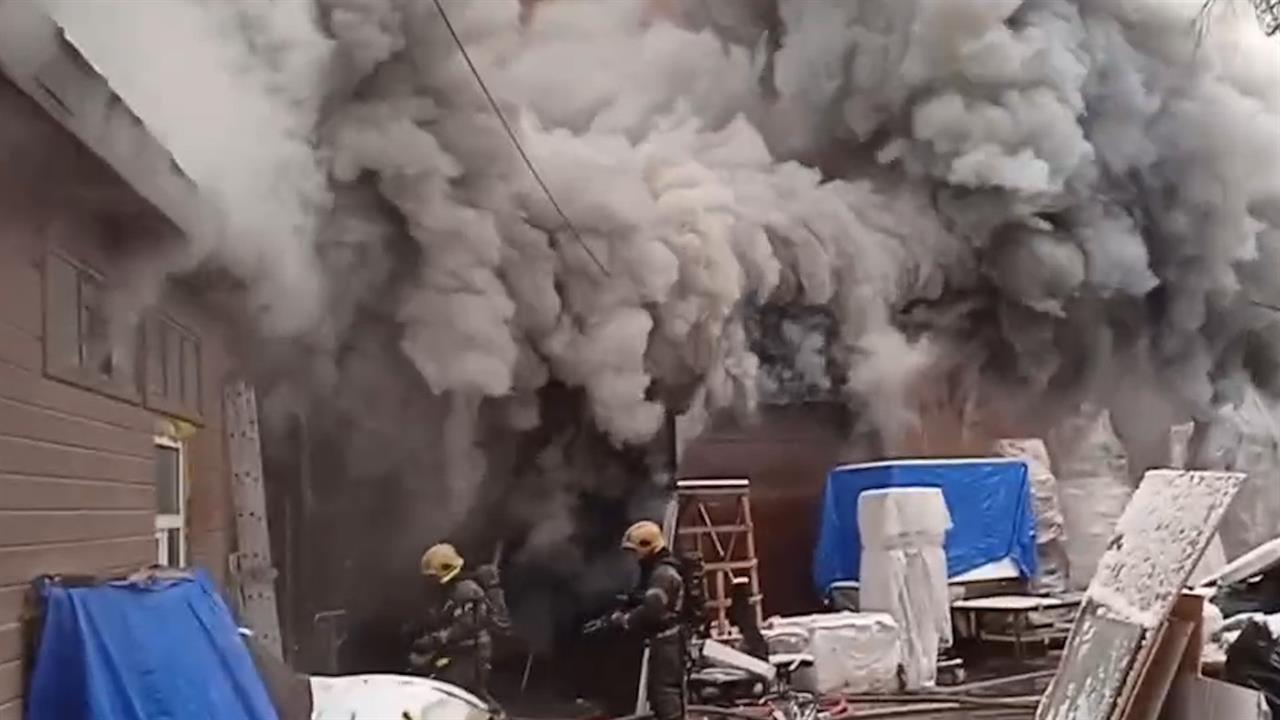 Пелена и едкий дым: появились кадры мощного пожара в Мытищах около ТЦ "XL"