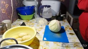 Испекла хлеб, сварила борщ.