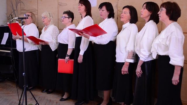 Взрослые люди - солистка Ольга Гончарова и хор «Сюрприз»