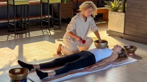 Виброакустический массаж поющими тибетскими чашами