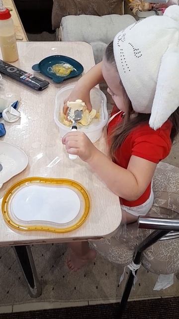 3 года, 3 мес. Маша ест ложками масло. Ноябрь 2025